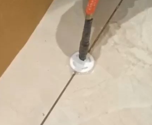 青阳瓷砖空鼓维修公司专业解答瓷砖在铺贴过程中，如果没有涂抹均匀到位的粘结材料（如水泥砂浆或瓷砖胶），可能会导致以下问题