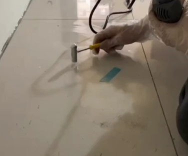 青阳瓷砖开裂维修公司专业分享瓷砖在铺贴前如果没有沥干水分，将会导致以下问题